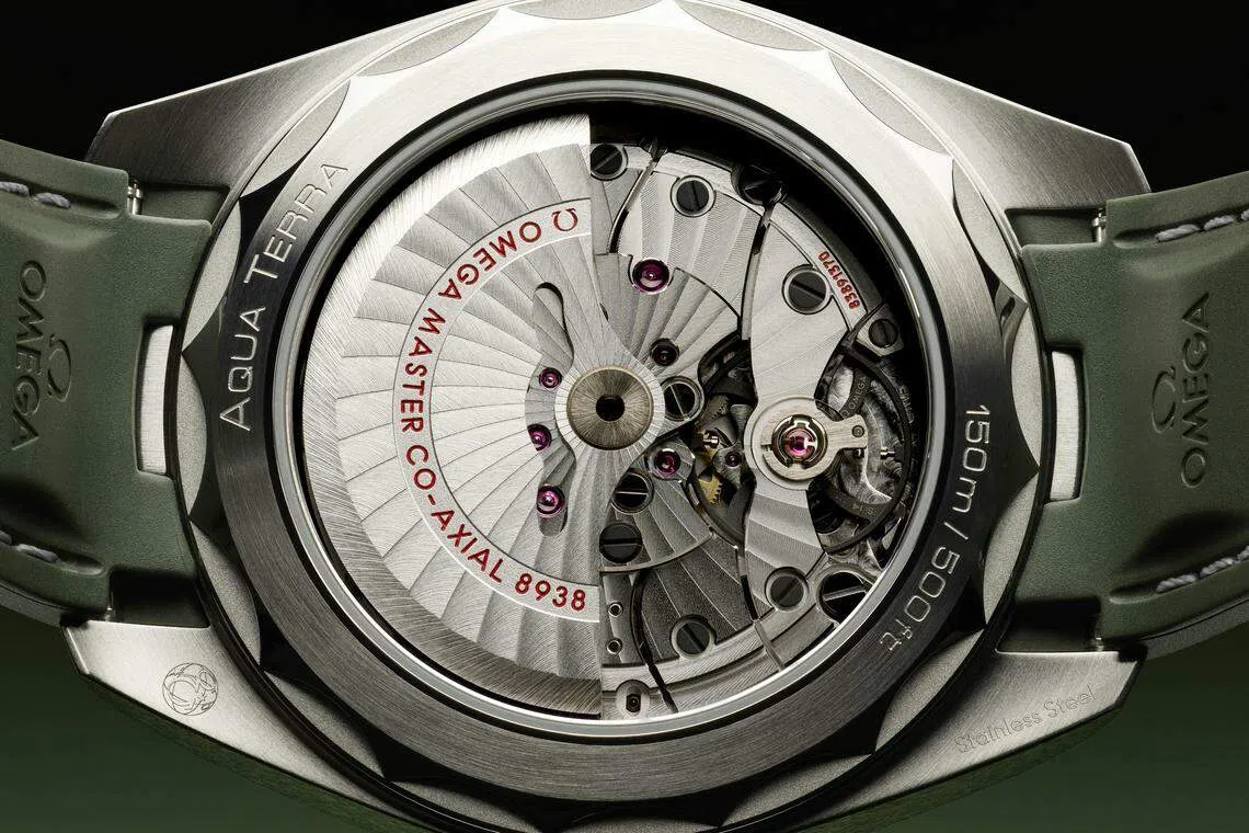 欧米茄海马系列Aqua Terra世界时腕表防水150米，装载8938同轴至臻天文台机芯，动力储备60小时。（品牌提供）