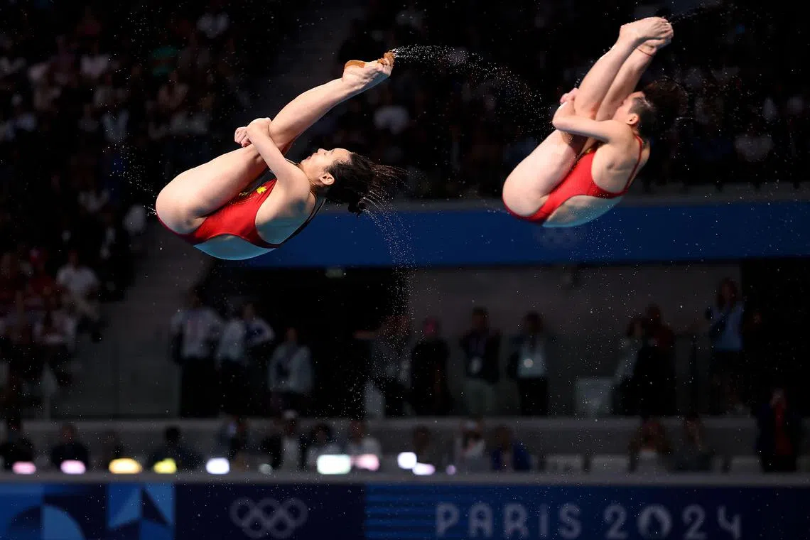 中国选手昌雅妮（左）和陈艺文以巨大优势赢得跳水女子双人三米板金牌。（新华社）