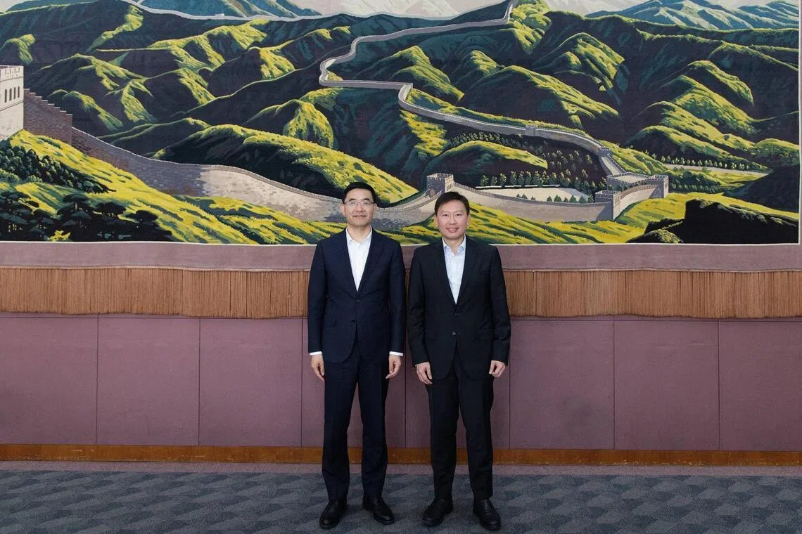 兼任金融管理局副主席的国家发展部长徐芳达，在北京与中国建设银行董事长张金良会面。（取自徐芳达脸书）