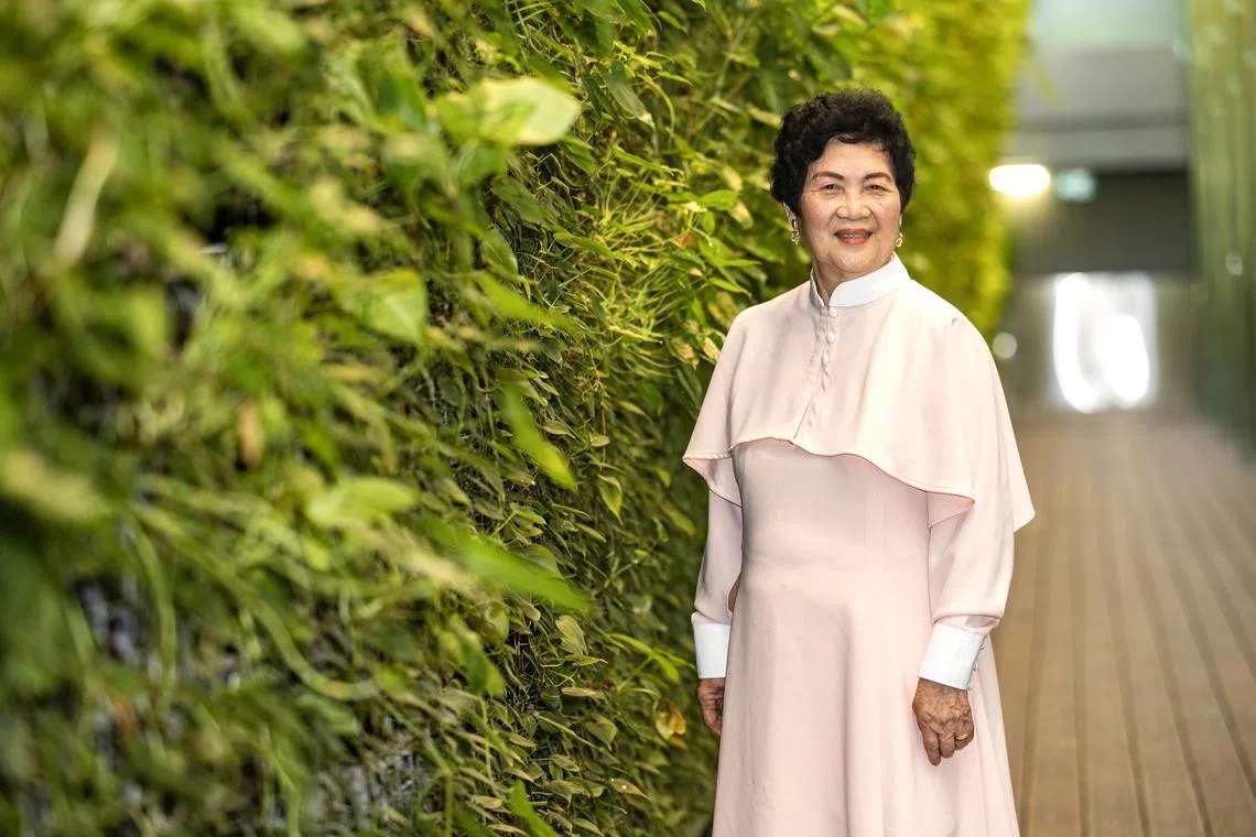 身边围绕着青春洋溢的表演者，让植美蓉充满活力，心态也随之年轻起来。虽然每回前往表演场地都不免感到腿脚不适，但沿途总有年轻表演者主动搀扶和关心她，这份相互扶持的精神让她非常感动。（郑一鸣摄）