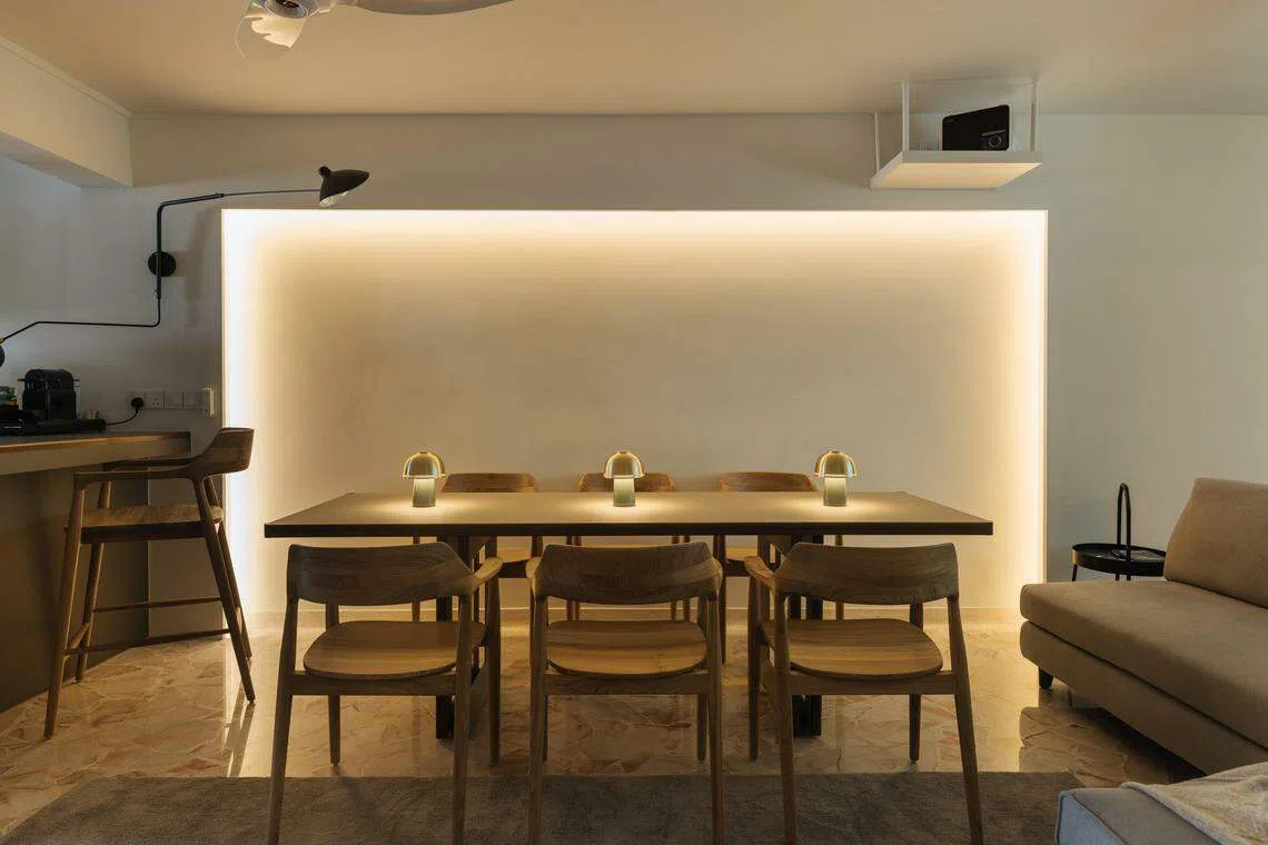 餐桌的桌脚设有滚轮，让屋主可以随心移动餐桌的位置。（Metre Architects）