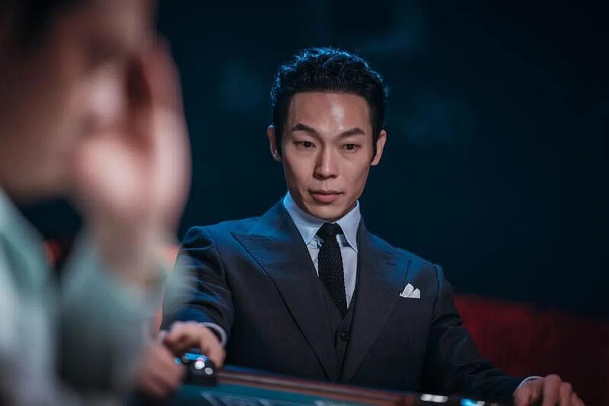 杨庆元饰演报社社长，是一个有巨大政治野心的人。（Disney+提供）