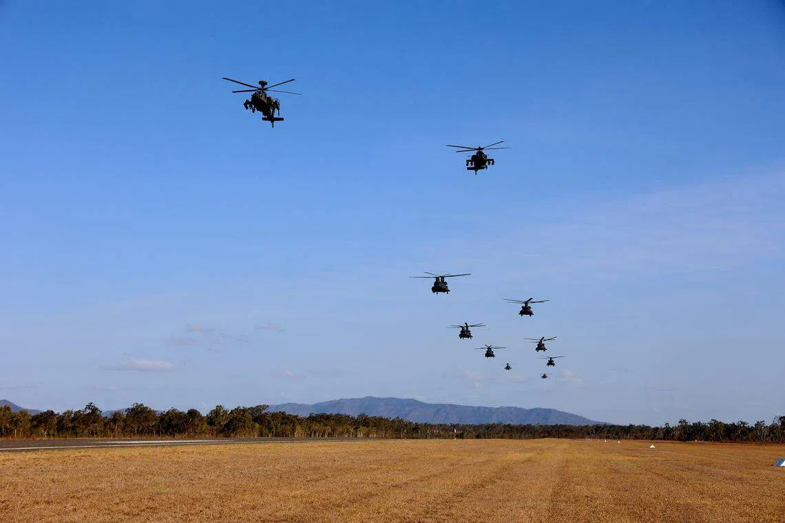 空军飞行员在肖尔沃特湾训练区空域进行训练，驾驶契努克和阿帕奇直升机模拟实战情况展开传输行动。（唐家鸿摄）