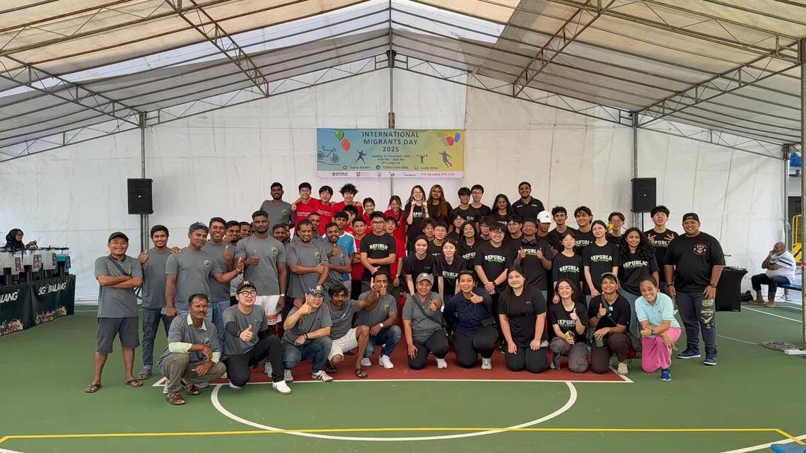 主办方希望借这次国际客工日活动，让更多人了解客工的贡献，营造更包容与关怀的社会氛围。图为师生与客工事务组合照。（南洋初级学院提供）