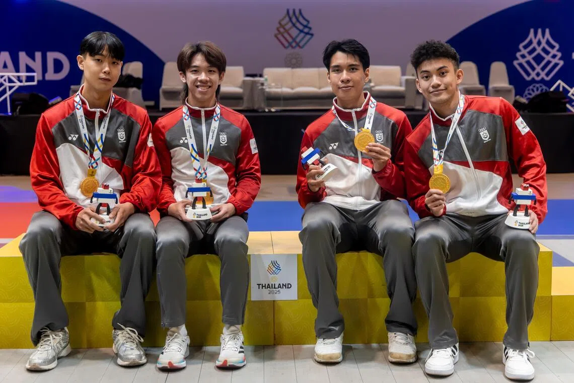 司徒健同（左起）、沈涵升、李仁杰和阿兹法尔赢得本届东运会男重团体金牌。（新加坡全国奥理会提供）