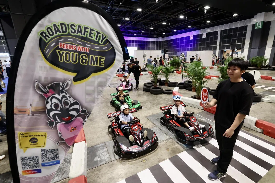 在两天的家庭嘉年华会上，当局推出仿造东海岸公路安全园的迷你体验区，日后也将在警方其他社区活动上推出这一体验活动，让孩童更好地掌握道路安全知识。（陈斌勤摄）