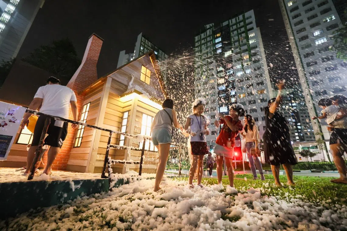 2022年的圣诞节，兀兰居民精心打造的圣诞小木屋从内发光。画面中“玩雪”的人，有你吗？（卓祾祎摄）