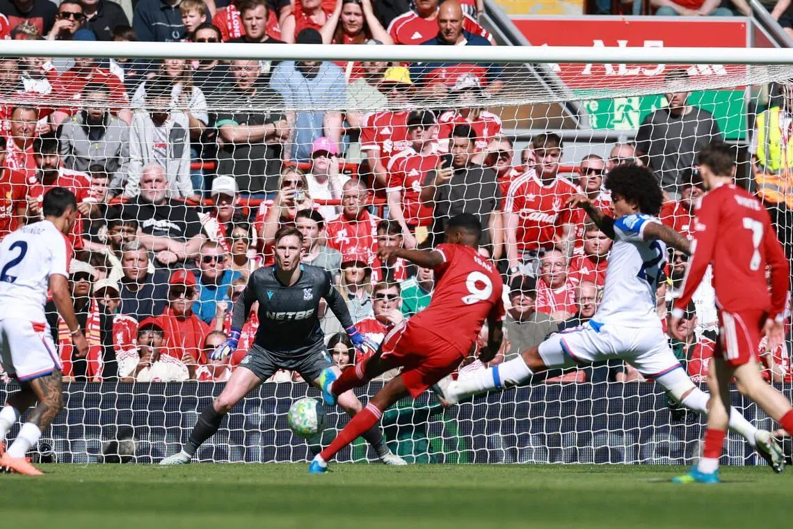 伤愈归来的伊萨克（9号）在第35分钟攻入利物浦的首个进球。（路透社）