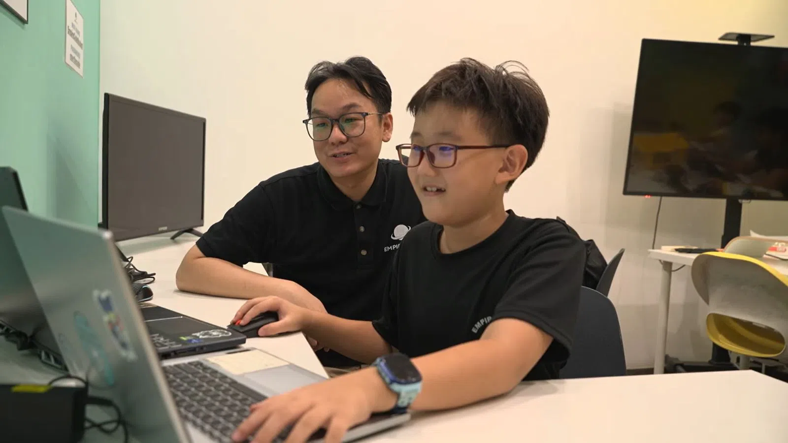 符兹翔非常享受教孩子们编程的工作。（视频截图）