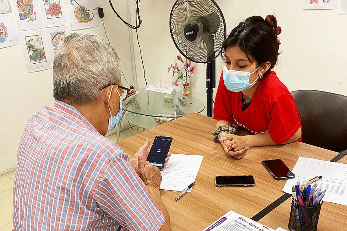 在新加坡青年志愿团队的安排下，青年志工参与了教导乐龄人士掌握数码技能的活动，回馈社会。（图/ 全国青年理事会）