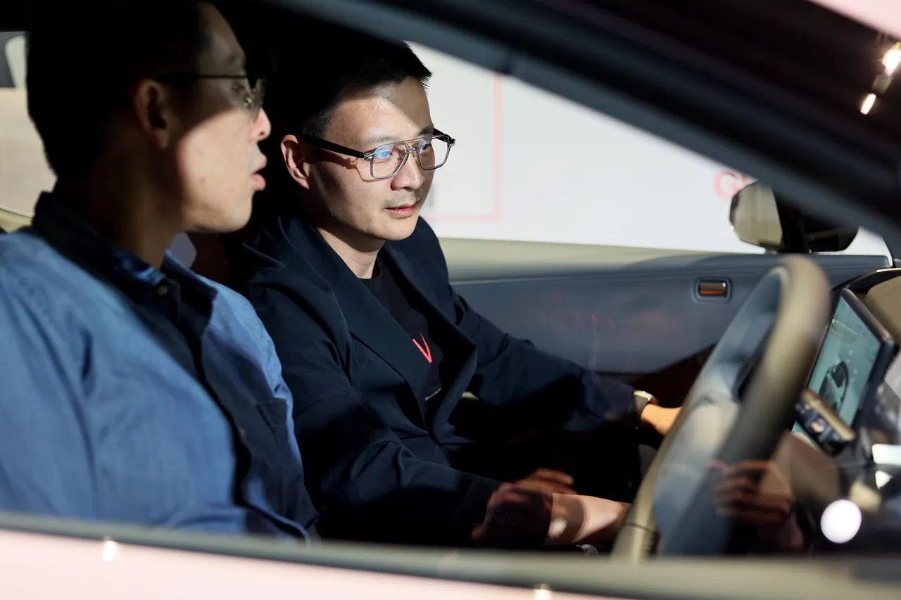 陈禹向早报记者介绍极氪X的内饰和各种功能。（龙国雄摄）