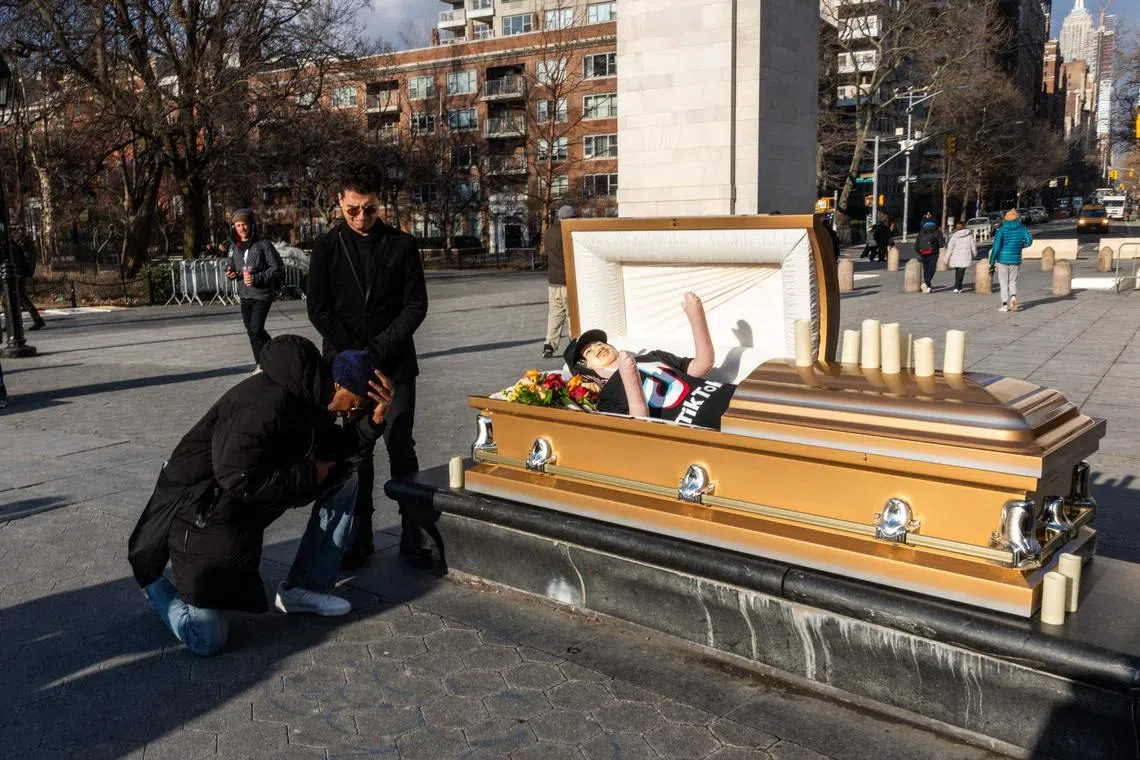 网络喜剧演员塞奇（Zach Sage）星期五在纽约市公园为TikTok举办了一场“葬礼”。（法新社）