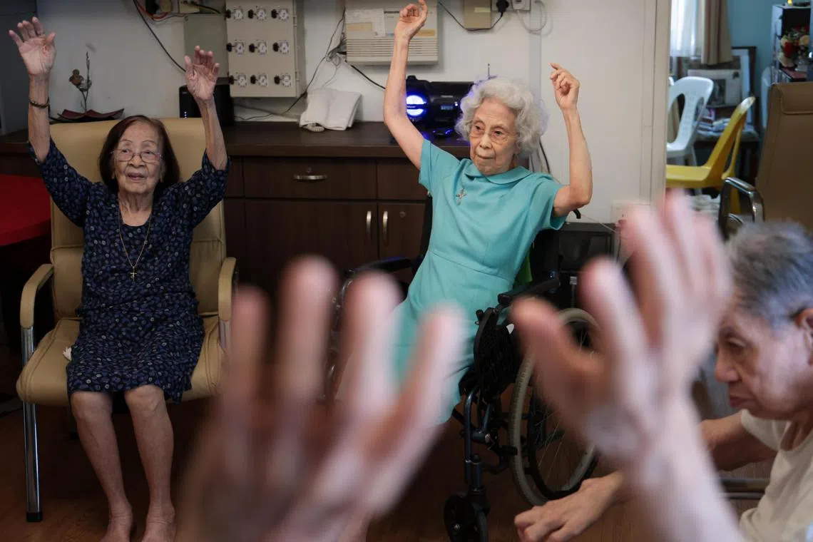 奥利维亚（青衣）和其他居民在护工的带领下，每天早上做运动，不时也会有唱歌和外出等社交活动。（张俊杰摄）