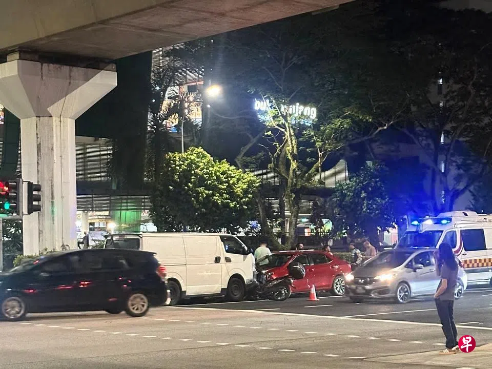 货车司机疑涉毒酿车祸，过后被警方当场逮捕。 （取自Telegram群组SGRoadBlocks/TrafficNews）