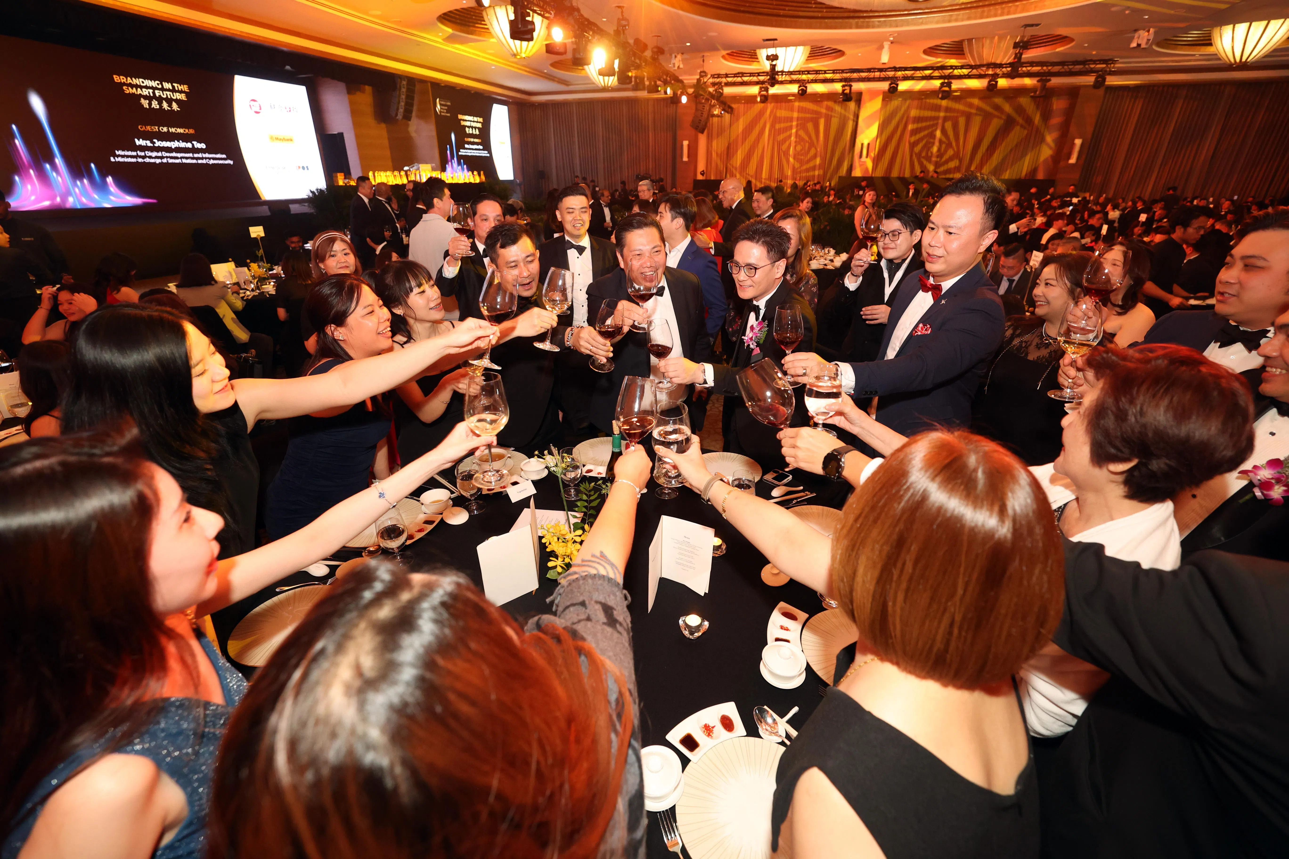 获奖企业员工举杯庆祝。（邝启聪摄）