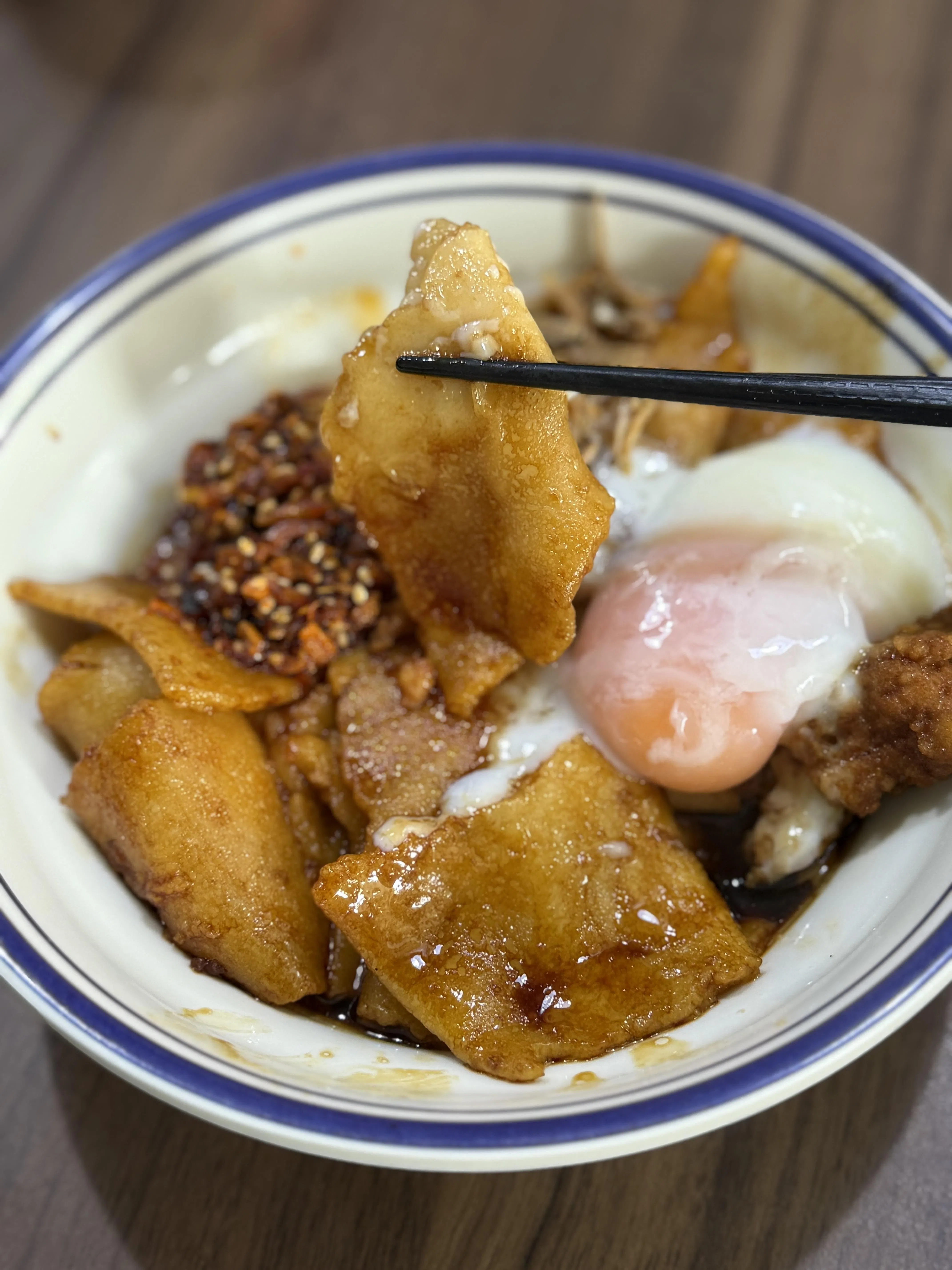 干拌辣椒面粉粿厚度适中，吃时拌入特制XO辣椒酱，微辣中带鲜香。（叶晓虹摄）
