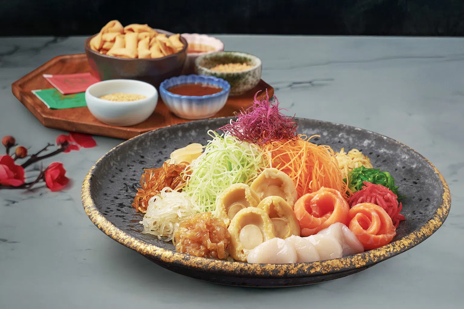 到日本餐厅享受鲜美鱼生，还可和亲友小酌清酒一杯。（图/千两提供）