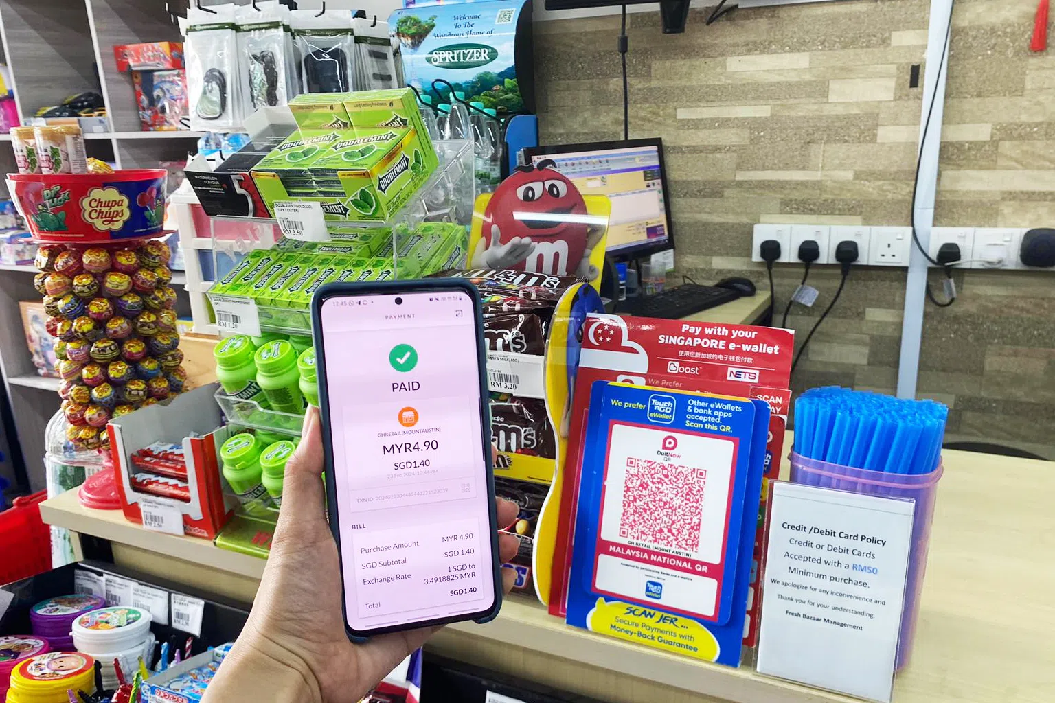 和丽园的便利商店设有DuitNow QR码，方便顾客无现金支付。（图/樟宜机场集团提供）