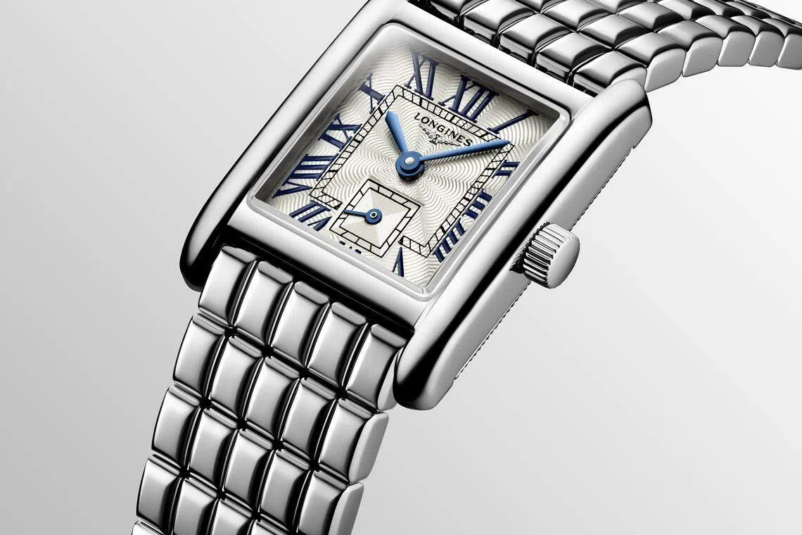 迷你黛绰维纳系列全新设计的精钢表链由198个链节组成，佩戴舒适。（品牌提供）