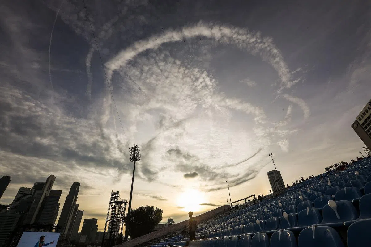 夕阳下，F-15SG战斗机飞过留下的痕迹像一道光环，照亮新加坡未来的方向。（严宣融摄）