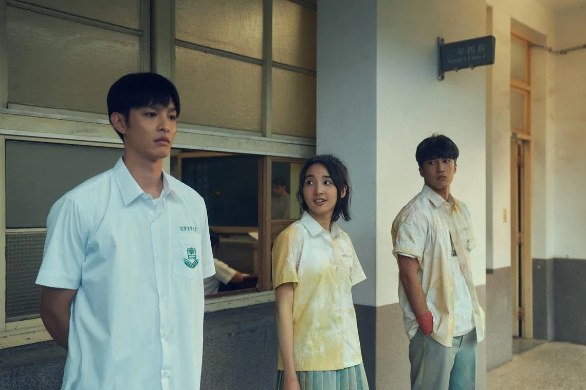 曹佑宁（左起）、李沐和娄峻硕主演的《夏日的柠檬草》讲述校园的初恋故事。（mm2提供）
