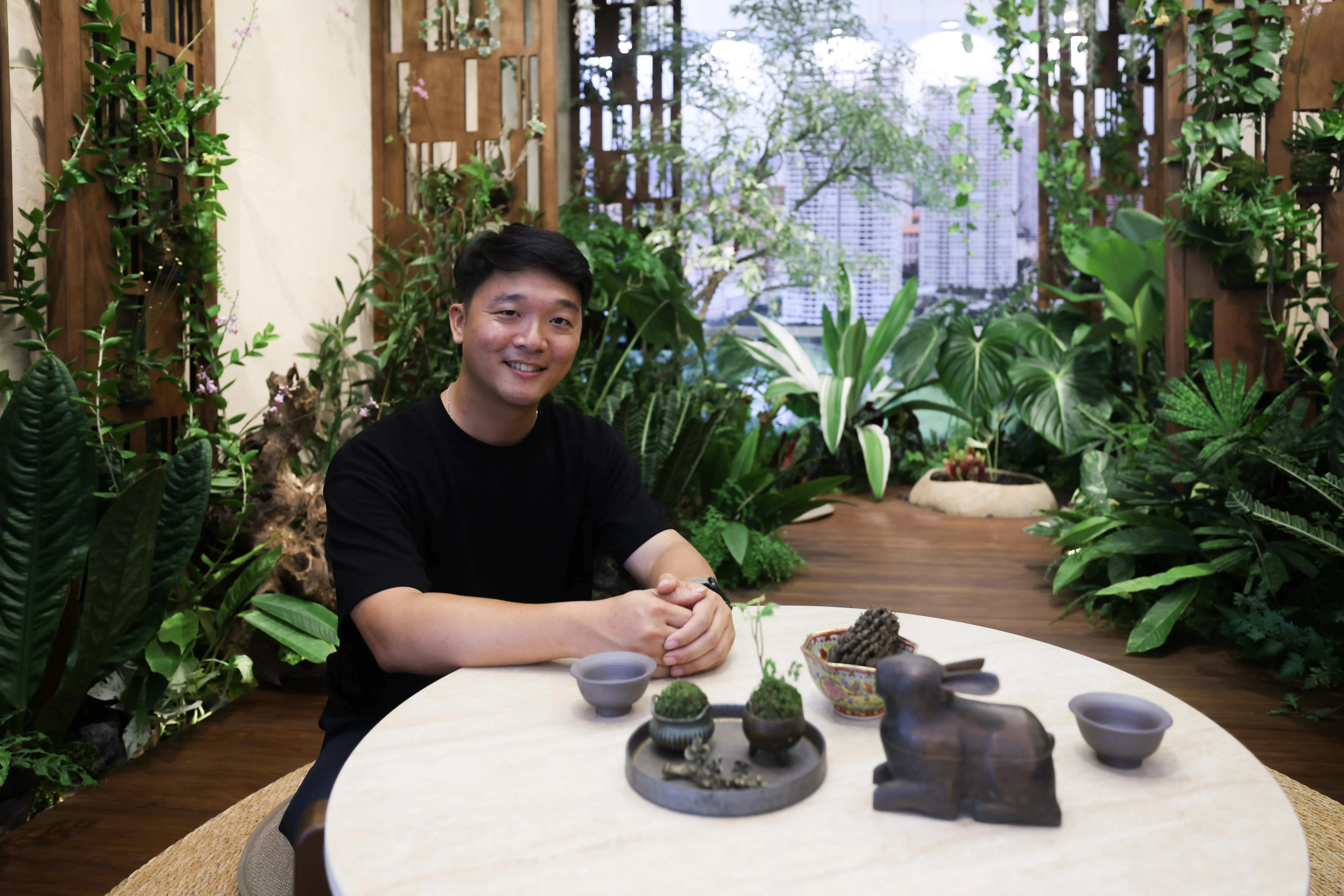 陈景翔是“无界生活：室内外景观设计比赛”两名金奖得主之一，也获全场最佳设计奖。他希望创造一个可以让人逃离都市喧嚣、放松身心的静谧空间。（关俊威摄）