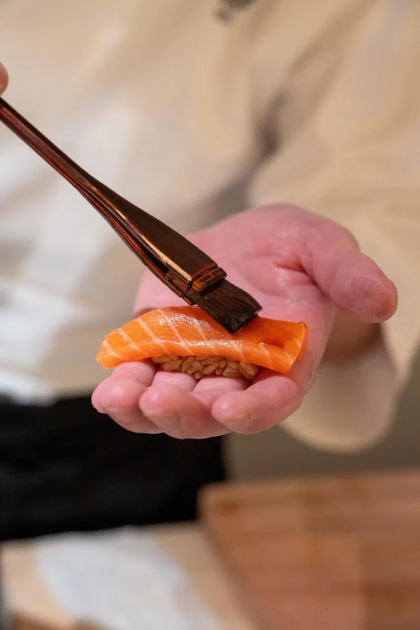 餐馆选用的三文鱼每天自挪威空运至本地。（餐馆提供）