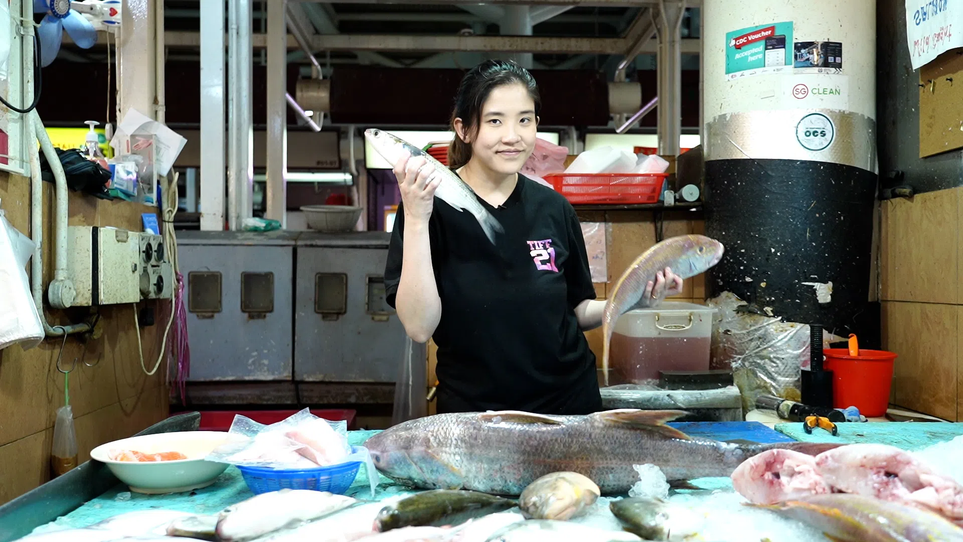原本从事电子贸易行销工作的萧慧娴改行卖鱼。（新传媒提供）