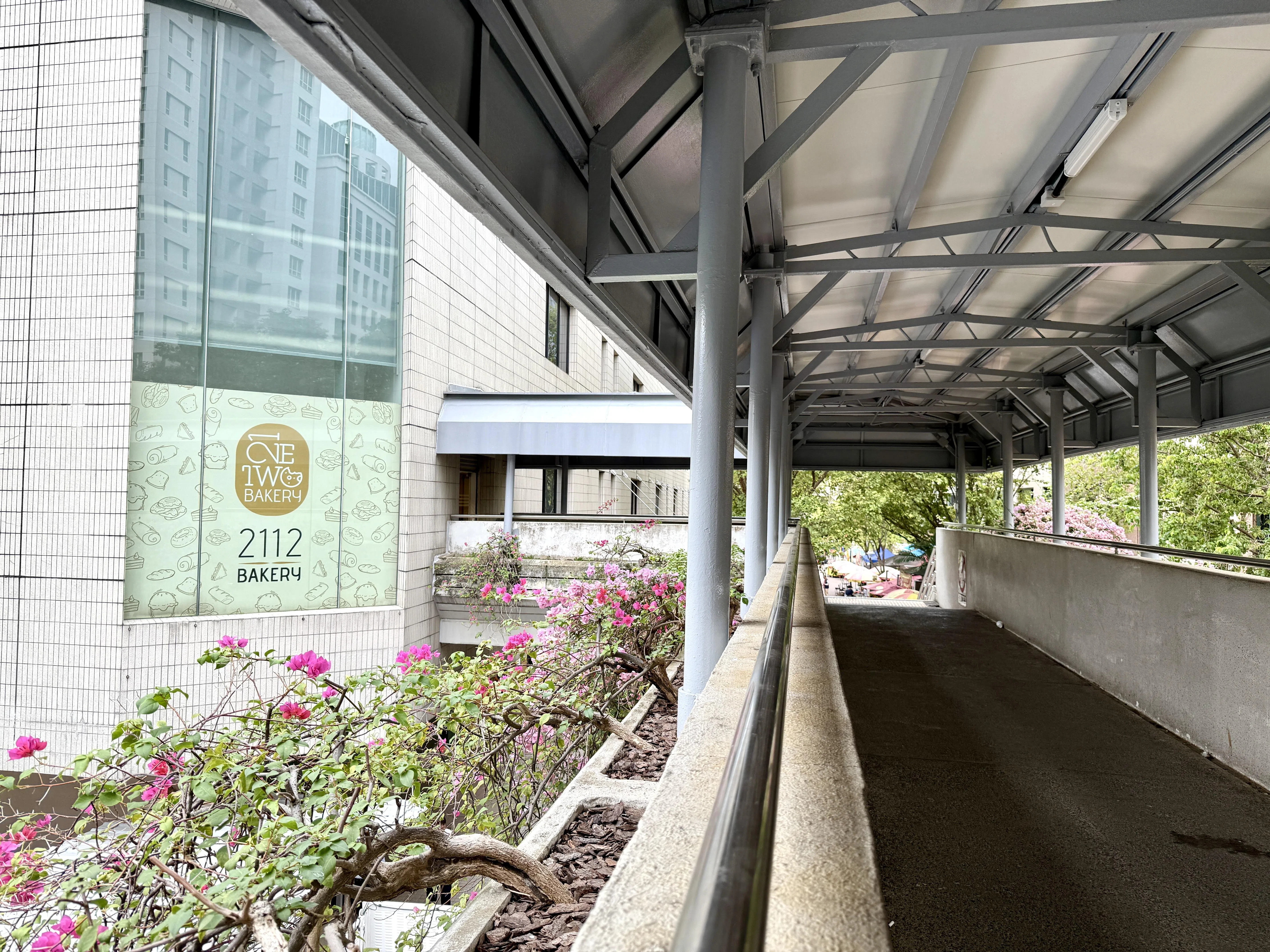 从森林商业中心的步行天桥前往雅柏奥奇百货公司，就能看到2112 Bakery的招牌和入口。（陈映蓁摄）
