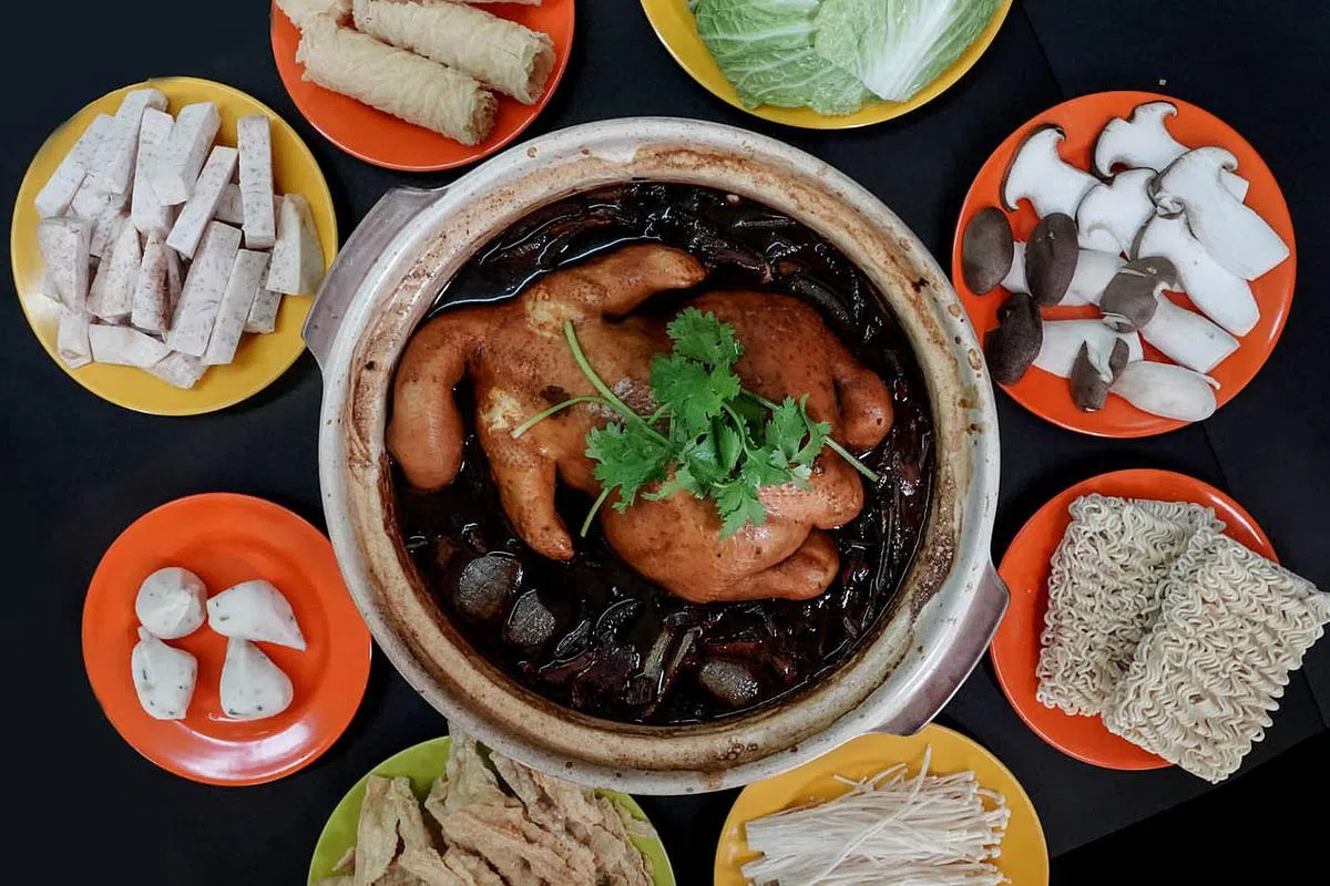 奇香火锅的招牌鸡煲酱汁浓郁，用来下火锅十分够味。