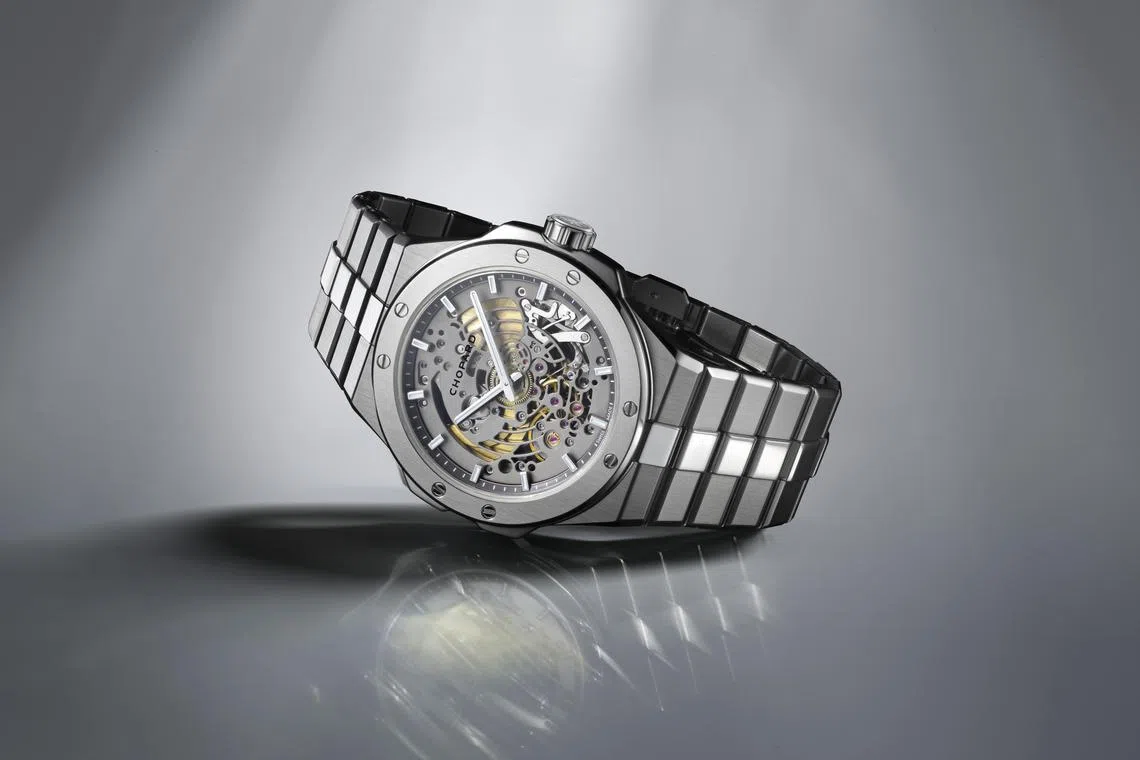 Alpine Eagle 41 XP TT的镂空表盘，充分展示机芯的内部结构细节。（萧邦提供）