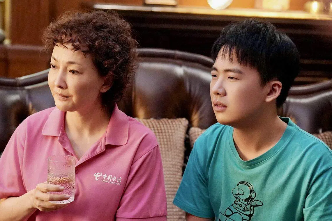 郭麒麟（右）和牛莉在《平凡之路》饰演母子。（互联网）