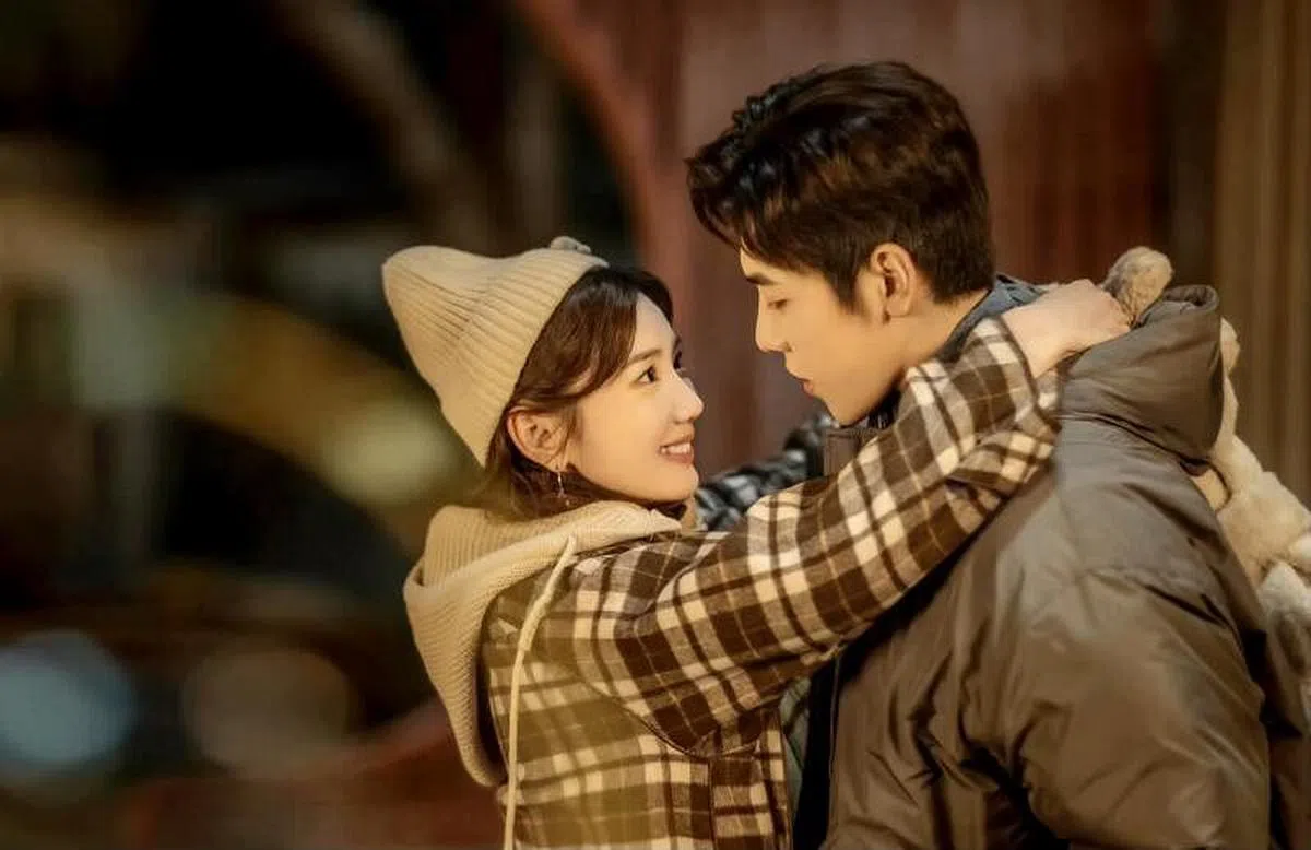 “妹妹”毛晓彤（左）和王子异（右）演情侣。