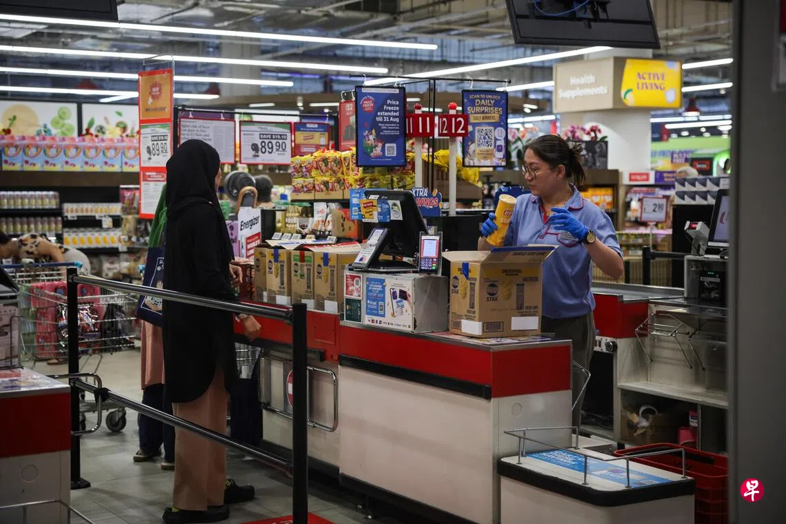 各主要类别中，食品通胀从2.1%升至2.2%，服务业通胀从1.5%升至1.7%，住宿通胀从0.6%升至0.8%。 （档案照片）