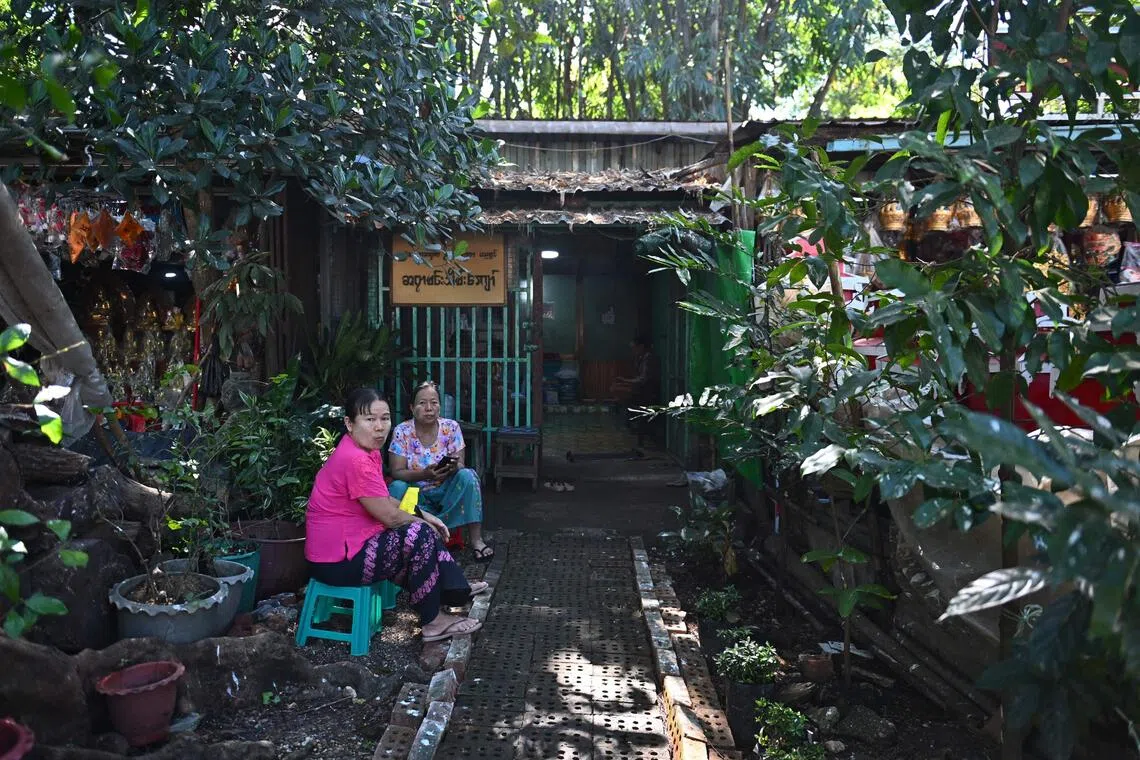 仰光占卜师敏登觉经常有信徒登门，要求他指点迷津。敏登觉认为，缅甸在未来一年蕴藏着巨大潜力。（法新社）