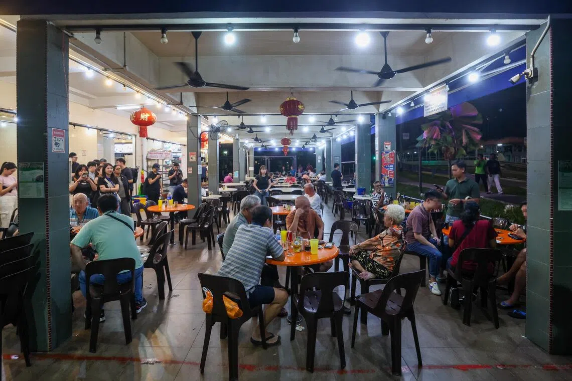 嫌犯围坐的桌上摆满酒瓶、饮料易拉罐和空杯，看起来已在咖啡店聚了几个小时。（陈斌勤摄）