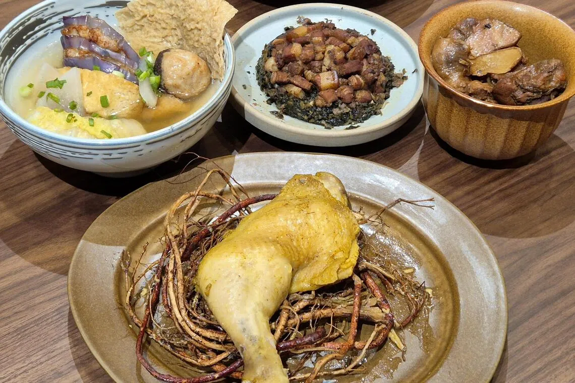客家帮五指毛桃蒸鸡腿（前），以及酿豆腐（后排左起）、双色梅菜肉丁和客家黄酒鸡，都是以养生为特色的客家菜肴。（陈爱薇摄）