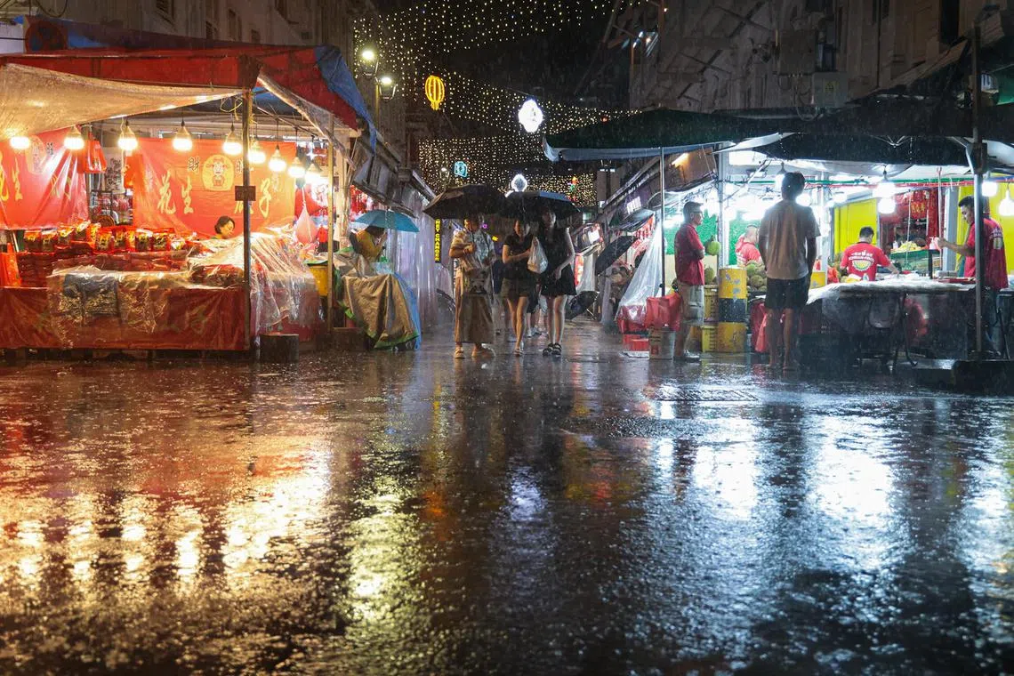 星期天晚上8时15分左右牛车水再度下起大雨，一直到晚上10时左右才停歇。虽然仍有零星顾客，但摊贩苦盼年前周末最后的人气，又被无情的大雨带走了。（李冠卫摄）