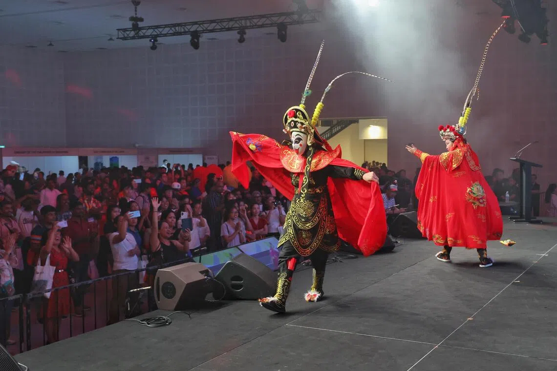 星期天在D’Marquee举办国际客工日庆祝活动多姿多彩，展现各国文化表演、传统艺术和手工艺品，其中包括中国川剧变脸表演，吸引超过1万人出席。（唐家鸿摄）