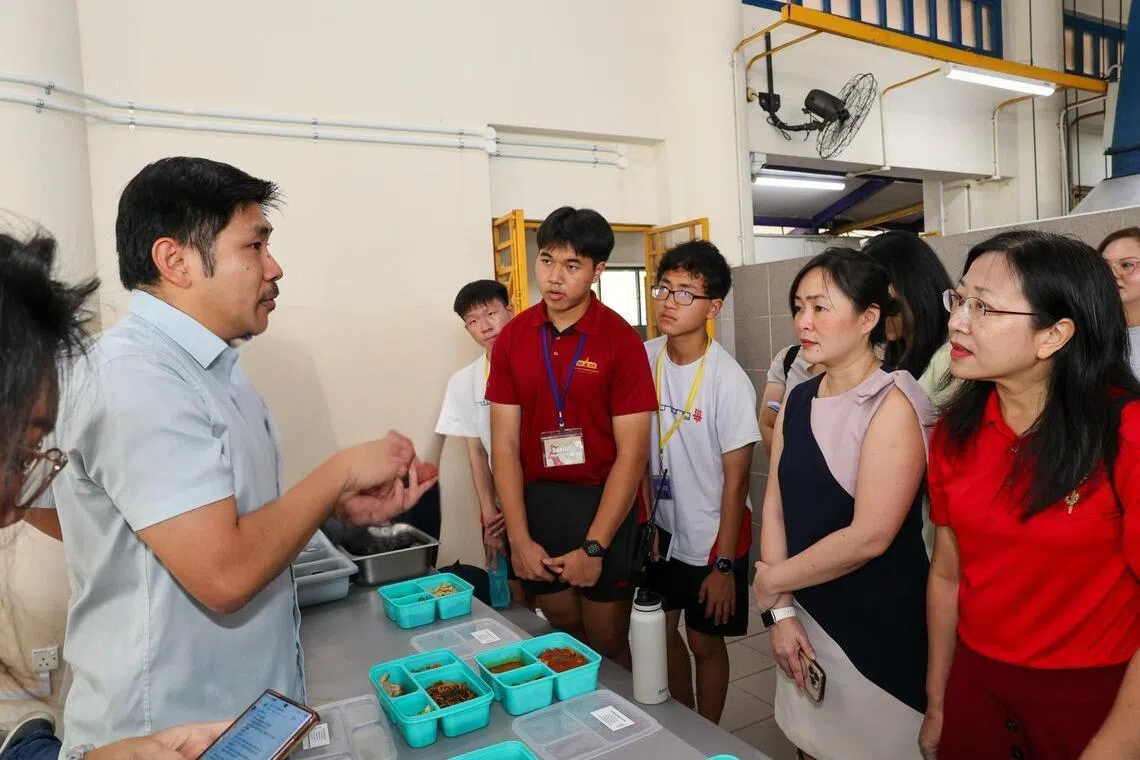 华中说，校方星期一（1月5日）邀请家长支援小组及中学部学生会代表试吃，反馈正面。（取自华侨中学脸书）