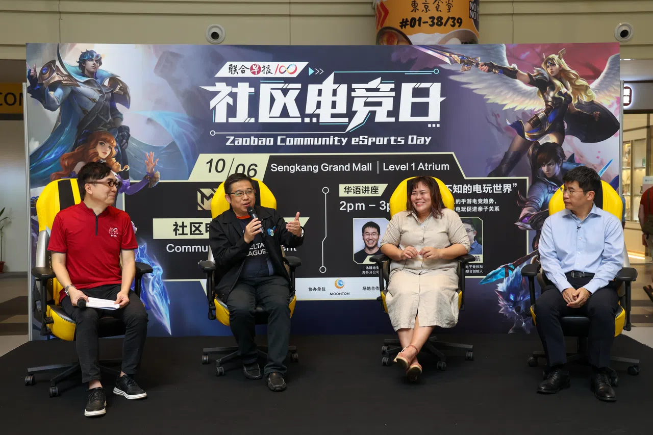 《联合早报》曾在2023年配合百年报庆首次举办“早报社区都电竞日”，并邀请嘉宾在“家长不可不知的电玩世界”华语讲座上畅谈，邱进航（左二）也是主讲人之一。（档案照片）