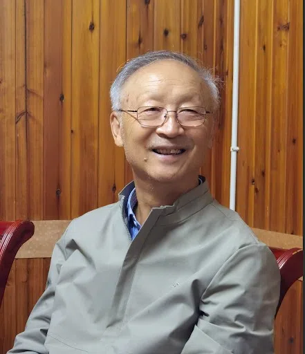 中国经济史学者、北京大学人文讲席教授李伯重12月13日将做客在新加坡举行的“2025年吴德耀文化讲座”，主讲“为什么中国离不开世界：全球史视野中的中国经济和外贸之间的关系”。（受访者提供）