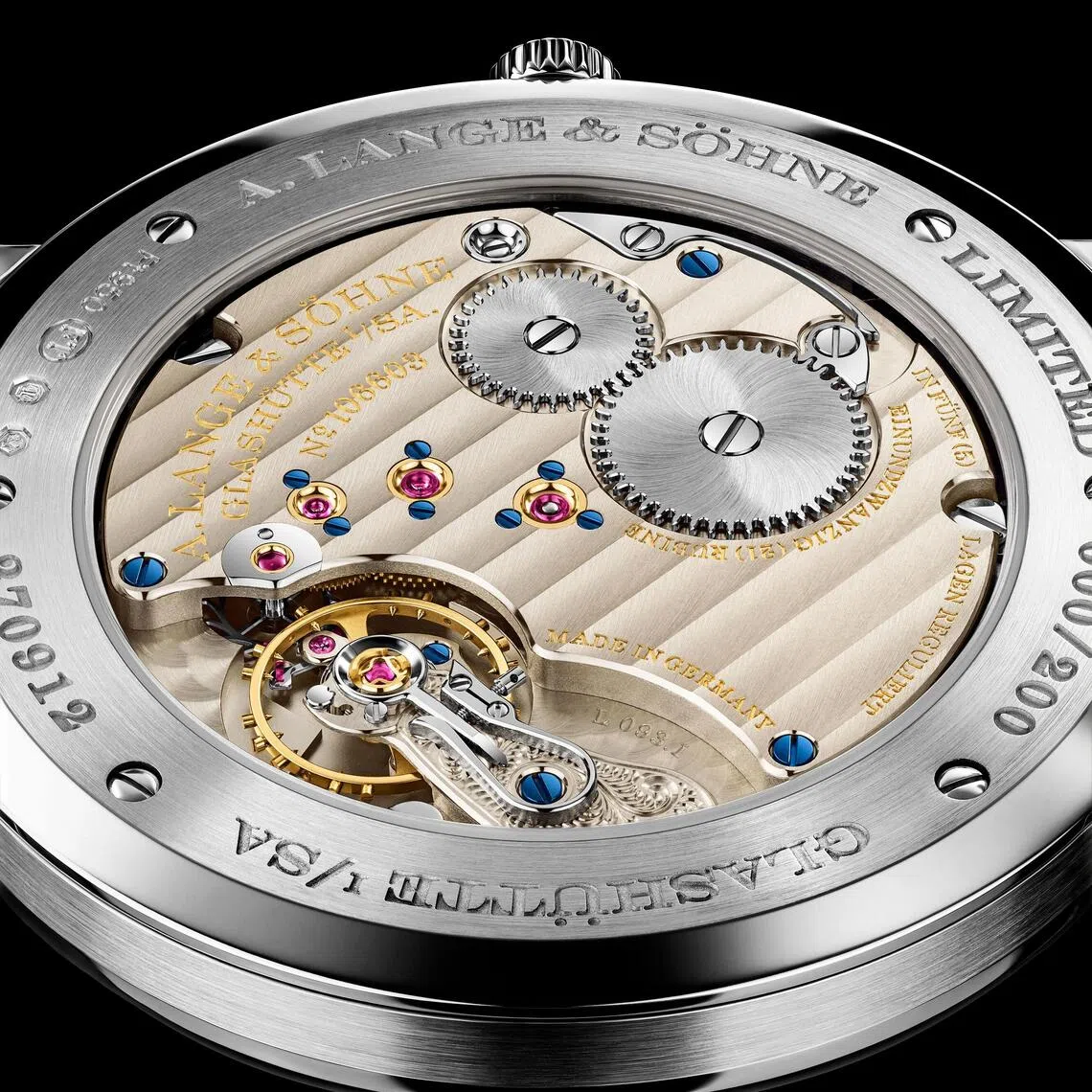 透过蓝宝石水晶透明底盖，朗格自制L093.1手上链机芯的萨克森风骨一览无遗。（朗格提供）