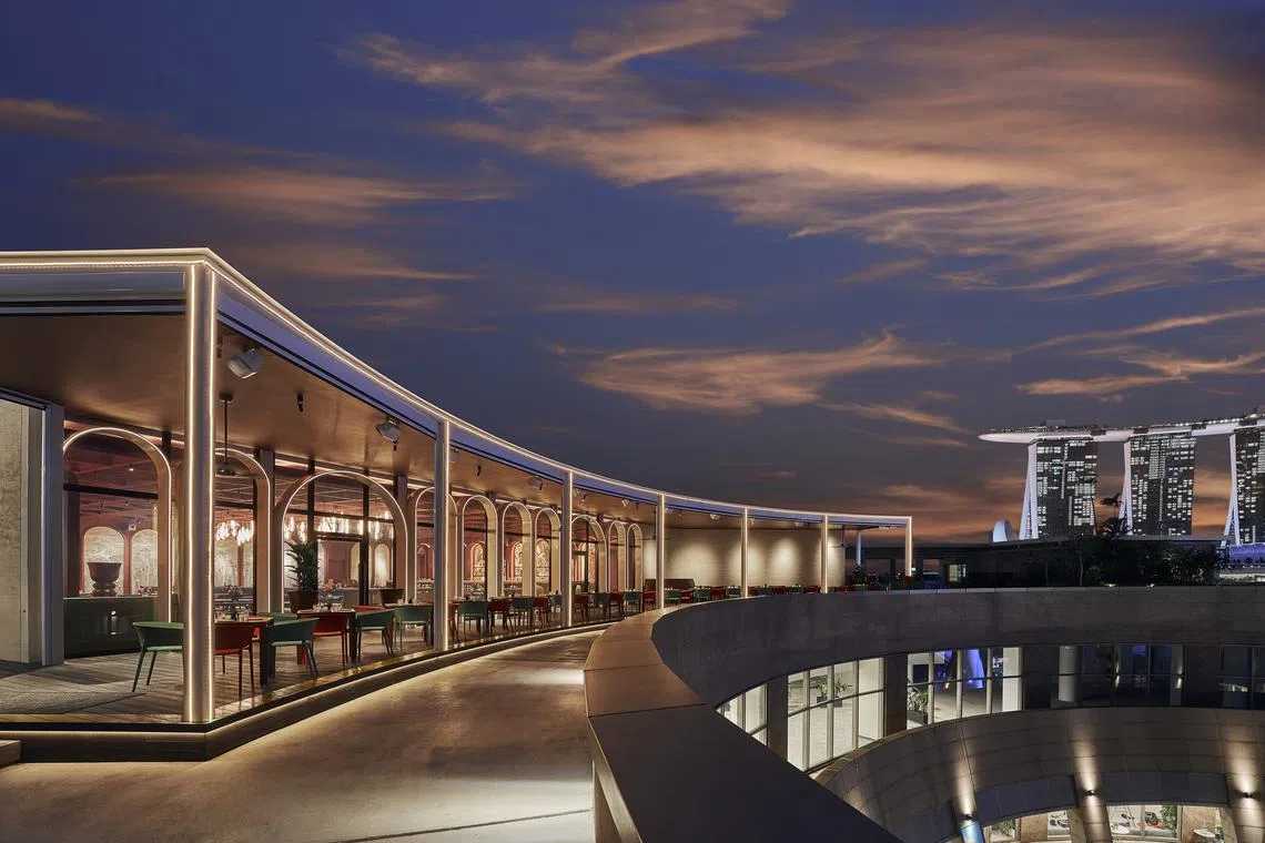 位于滨海湾艺术中心四楼的天台餐馆酒吧Baia，滨海湾景色尽收眼底。                    （餐馆提供）