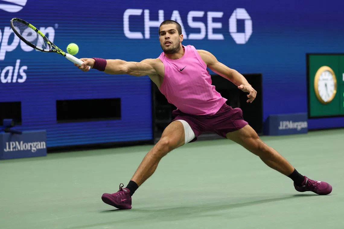 阿尔卡拉斯在法网、温网和美网各获得两个冠军，他的全满贯拼图还差澳网。（法新社）