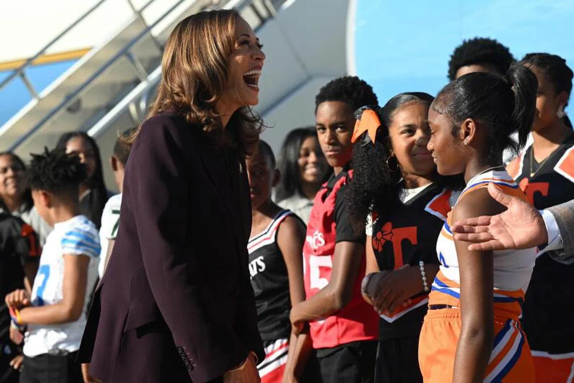 哈里斯投入选战后，重新点燃了年轻选民的投票热情；美国无党派平台Vote.org上新登记选民在民主党换将后飙升近百分之700，大多数年龄在35岁以下。 （法新社）