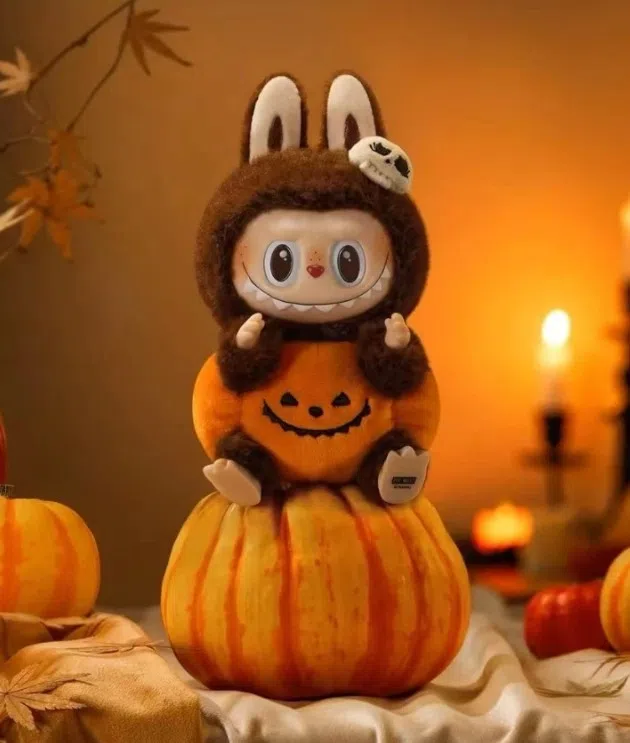 可爱萌趣的南瓜造型Labubu，出自泡泡玛特怪兽狂欢节系列。（互联网）