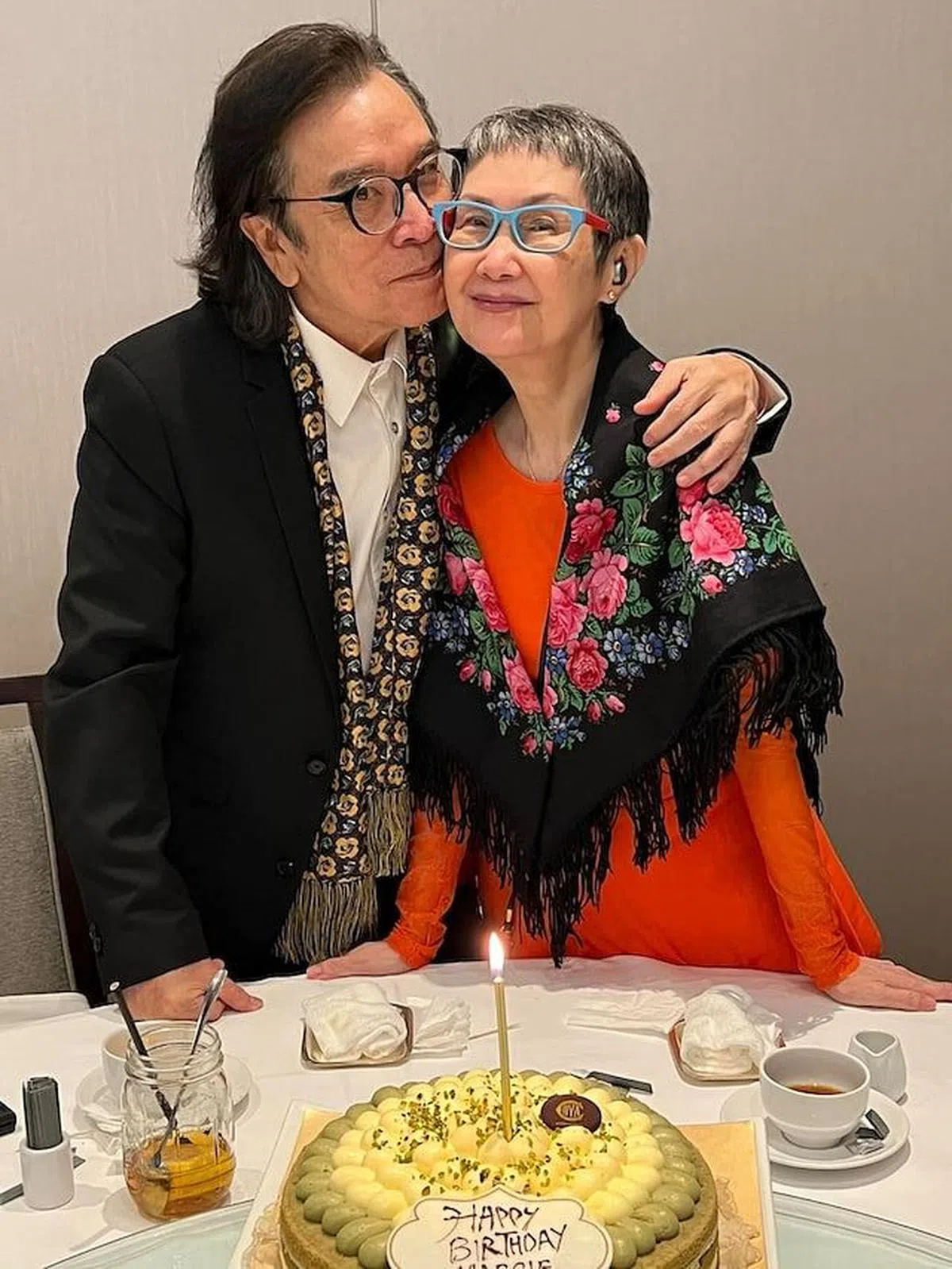 姜大卫（左）为李琳琳庆祝74岁生日。（取自艺人Instagram）