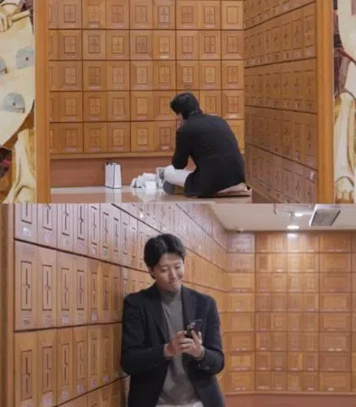 李东健到灵骨塔前哀悼弟弟。（互联网）
