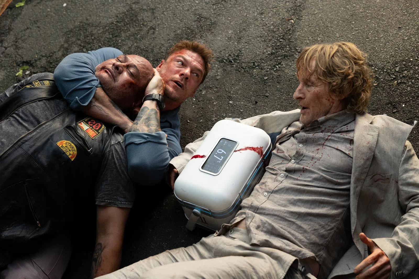 Alan Ritchson（蓝衣者）和Owen Wilson（右）为紧张的逃亡戏注入大量喜剧元素。（邵氏机构提供）
